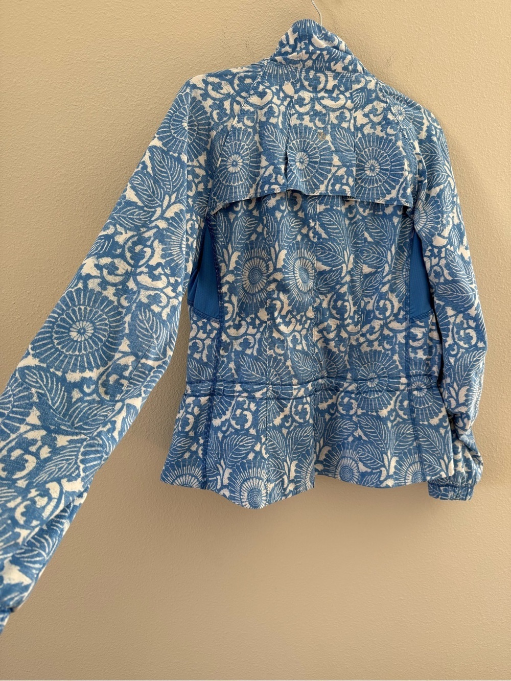Lululemon Travel to Track Blue Floral Print Women's Jacket size 10 - Picture 12 of 13